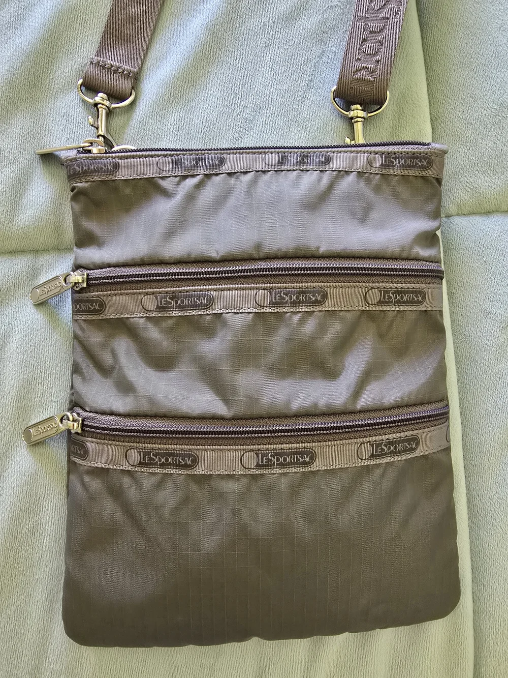 EUC LeSportsac Unisex 3-Zip Nylon Crossbody Bag - Charcoal Gray Travel Sporty